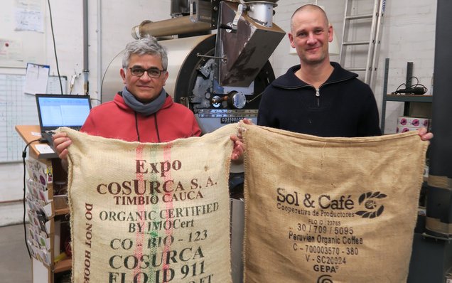 Kleber Cruz und Andreas Pingo Felsen mit Kaffeesäcken