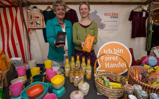 Zwei Frauen zeigen den Berliner Städtekaffee Berliner Bohne
