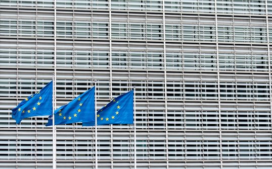 EU-Flaggen vor EU-Kommission