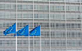 Symbolbild: EU-Flaggen vor der EU-Kommission