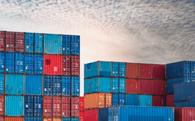 Symbolbild: Container lagern im Hafen